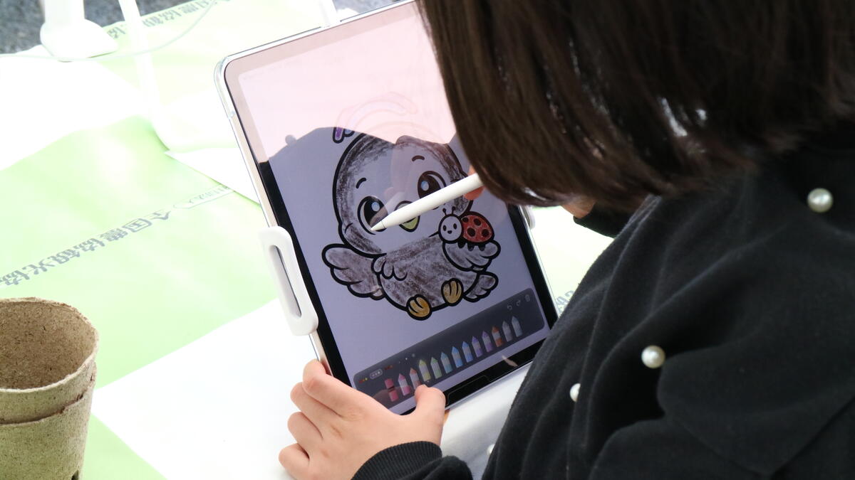 Primer plano de un niño coloreando un pájaro