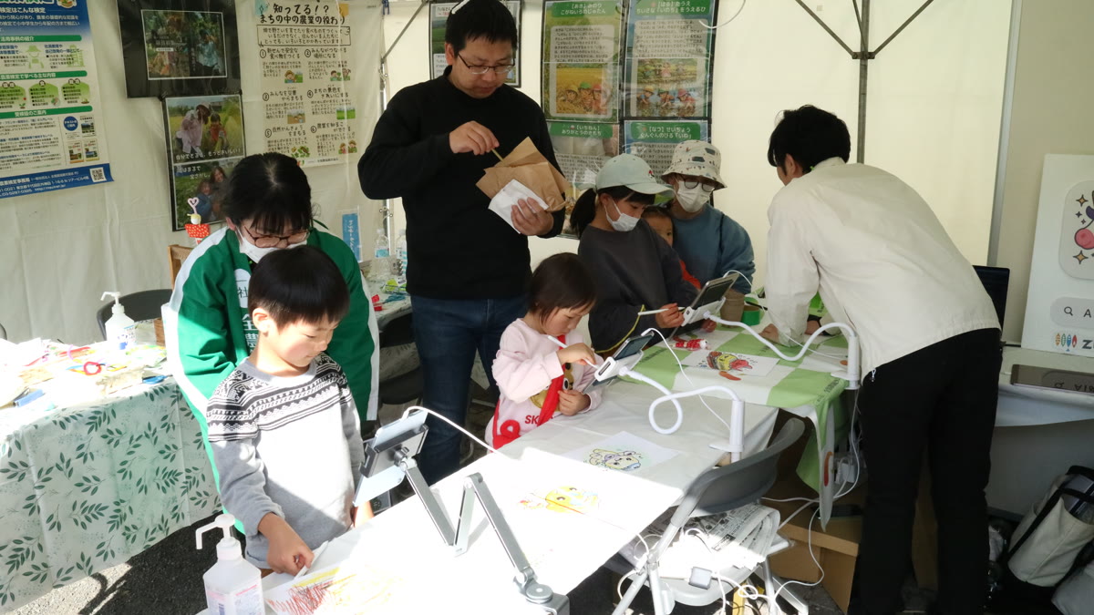 Padres e hijos coloreando juntos en una tableta